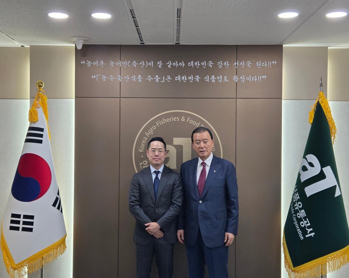 본문 이미지 - 전성준 카카오 커머스 총괄리더(왼쪽)와 홍문표 한국농수산식품유통공사(aT) 사장 (카카오 제공)