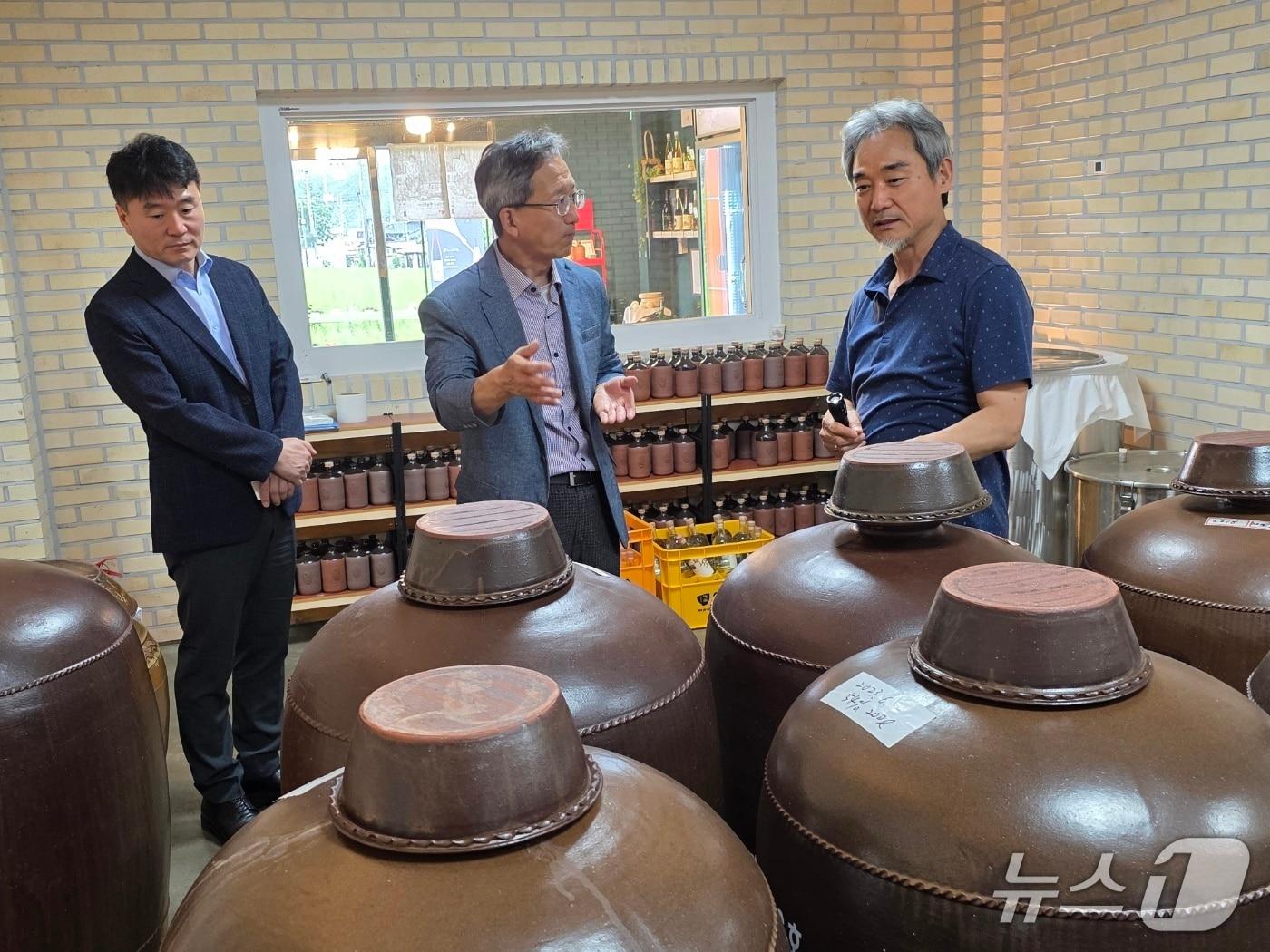 본문 이미지 - 이경원 강원조달청장은 24일 춘천 전통주 제조업체인 농업회사법인 예술㈜를 찾아 애로사항을 청취하고 판로 확대 방안에 대해 논의하는 시간을 가졌다.(강원조달청 제공. 재판매 및 DB금지)/뉴스1