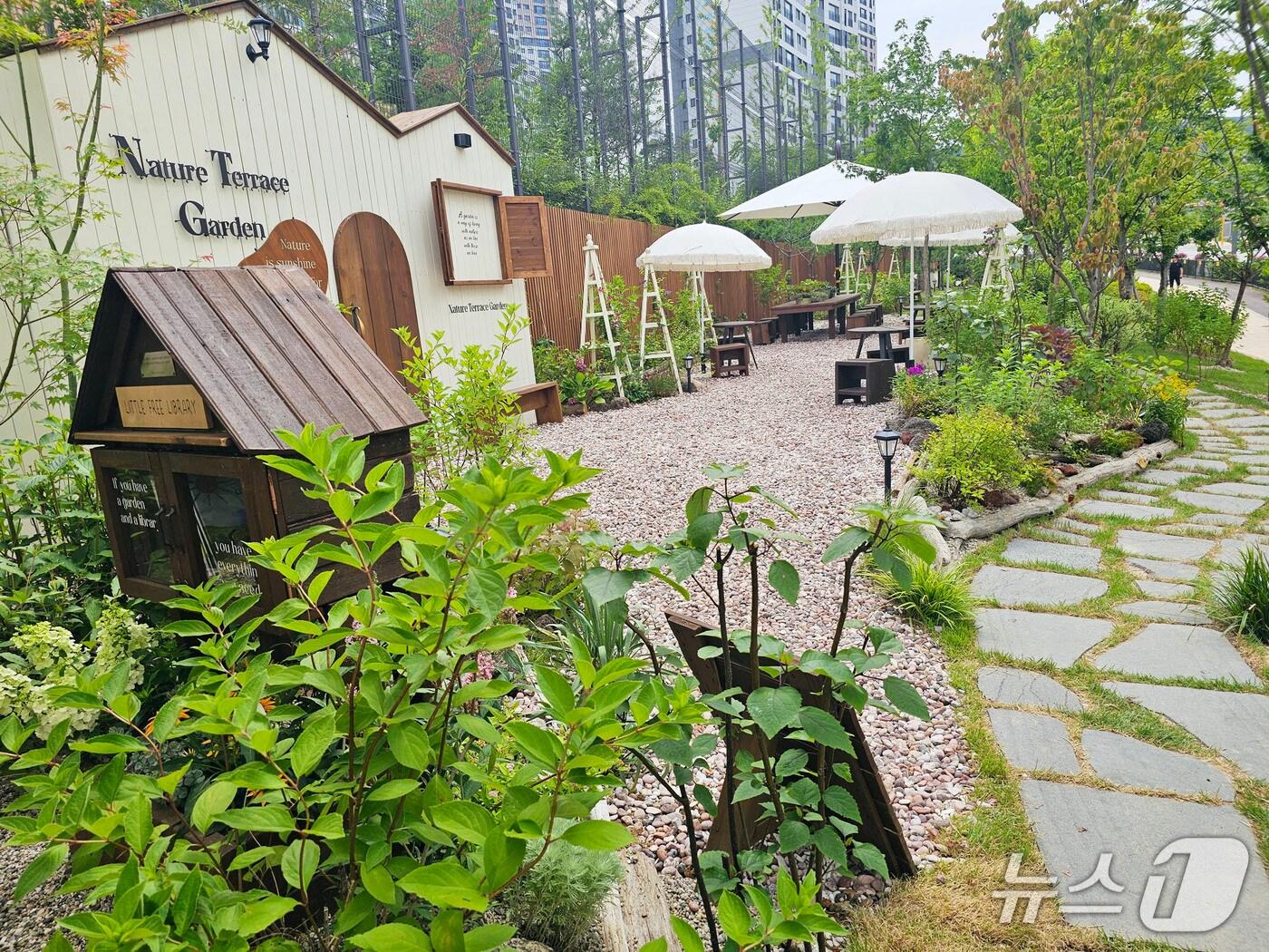 본문 이미지 - 자연테라스 정원.(과천시 제공)