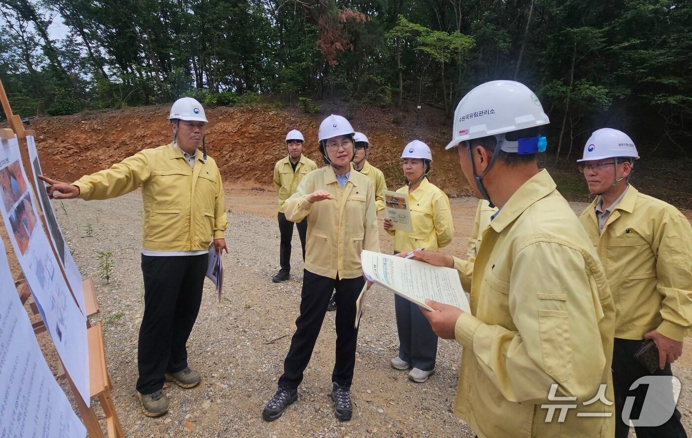이미라 산림청 차장이 24일 경기 광주시에 위치한 산불진화임도 현장을 찾아 관리현황을 점검하고 있다. (산림청 제공.재판매 및 DB 금지)/뉴스1 