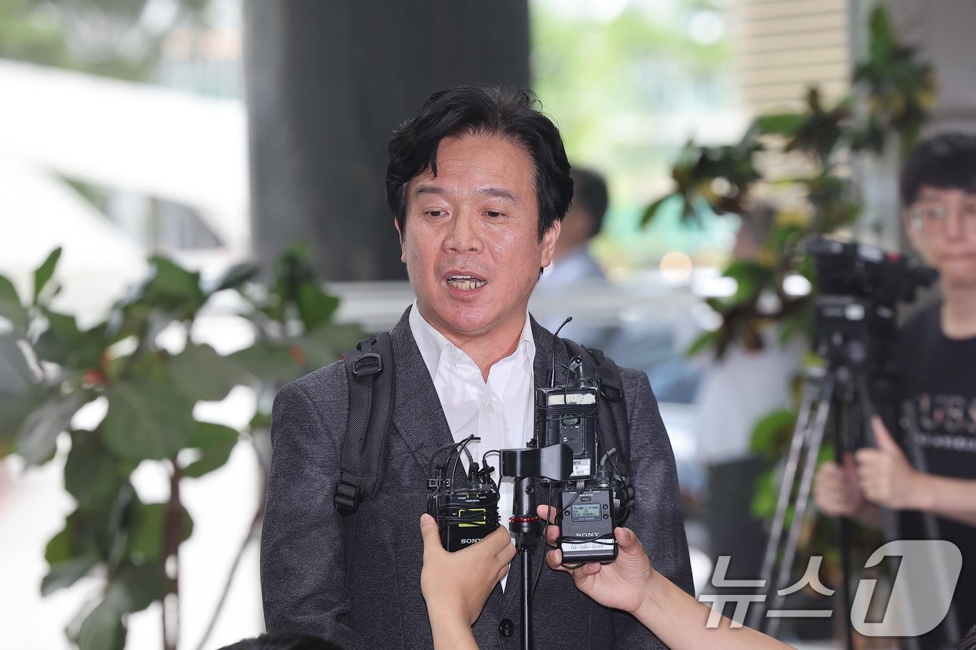 철도 기관사 출신 김영훈 고용노동부 장관 후보자가 지난달 24일 오후 서울 중구 서울지방고용노동청에 마련된 인사청문회 준비 사무실로 출근하며 취재진 질문에 답하고 있다. 2025.6.24/뉴스1 ⓒ News1 김진환 기자