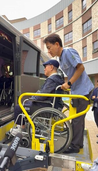 본문 이미지 - 보훈가족과 함께하는 일일 요양보호사로 변신한 김진태 강원도지사.(강원도 제공. 재판매 및 DB금지)/뉴스1