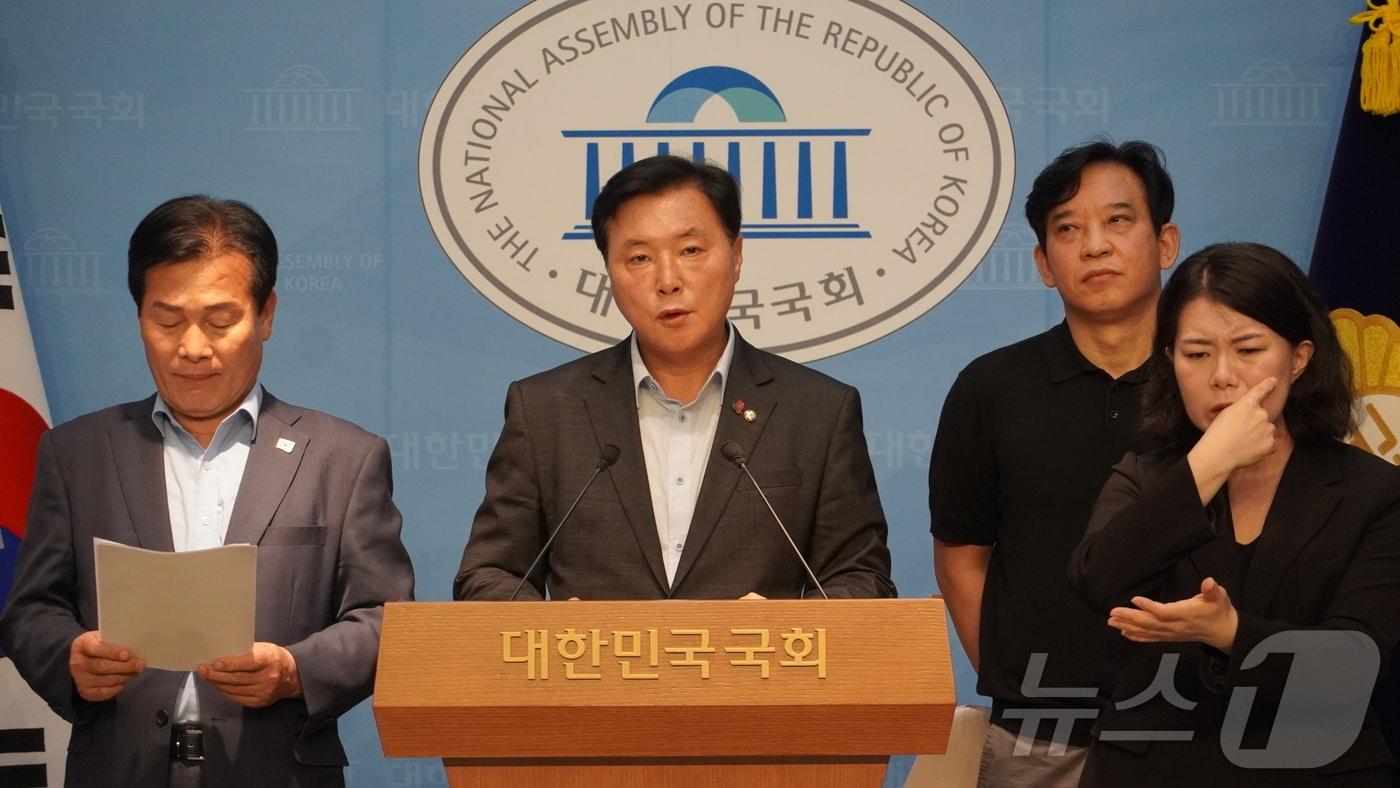 조계원 더불어민주당 의원이 24일 국회에서 기자회견을 열고 발언을 하고 있다. 왼쪽부터 주철현·조계원 의원.&#40;조계원 의원실 제공. 재판매 및 DB 금지&#41;