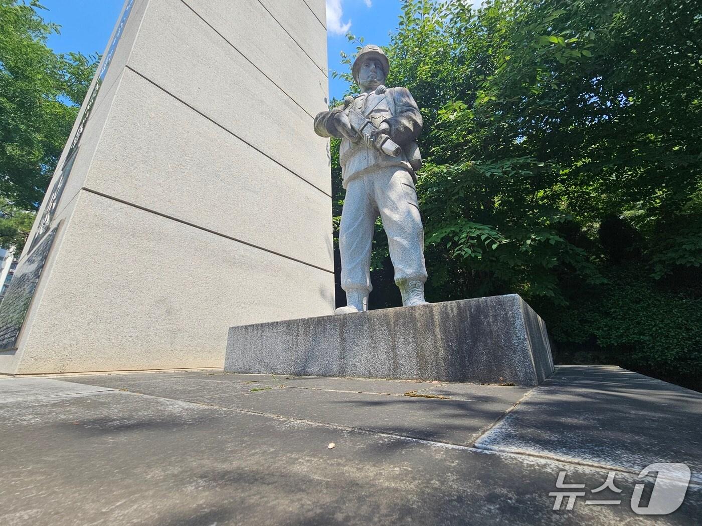 본문 이미지 - 복대동 진재공원 내 '6·25참전 유공자 기념탑' 조형물.2025.6.24/뉴스1 이재규 기자