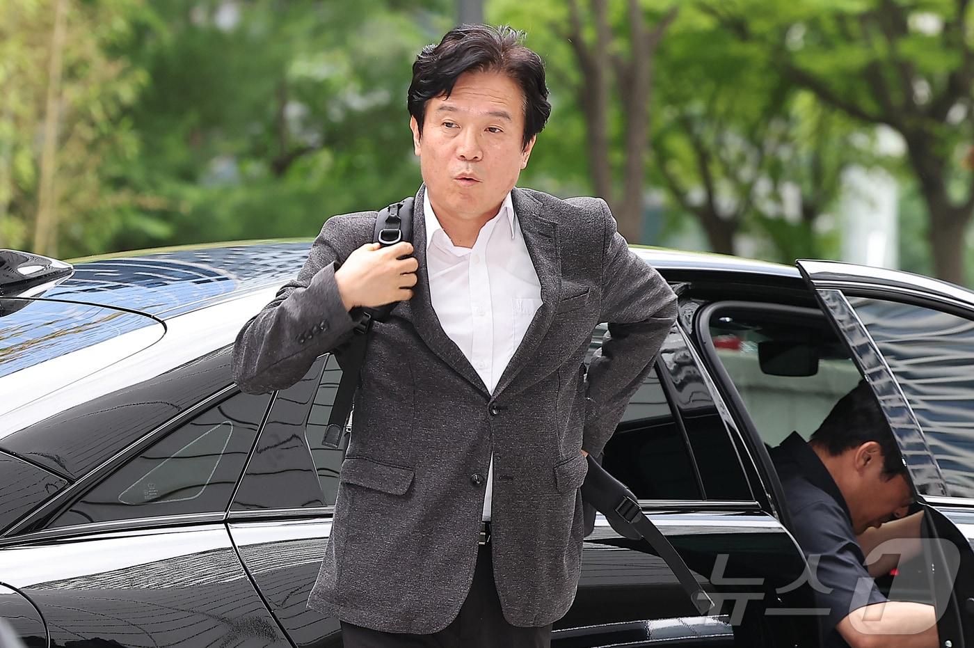 철도 기관사 출신 김영훈 고용노동부 장관 후보자가 24일 오후 서울 중구 서울지방고용노동청 인사청문회 준비 사무실로 출근하고 있다. 2025.6.24/뉴스1 ⓒ News1 김진환 기자