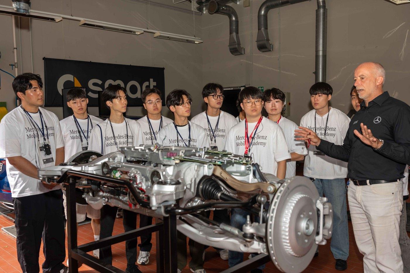 메르세데스-벤츠 사회공헌위원회가 미래 자동차 인재 대학생과 독일 본사 탐방 실시한 모습&lt;자료사진&gt;&#40;메르세데스-벤츠 코리아 제공&#41;.