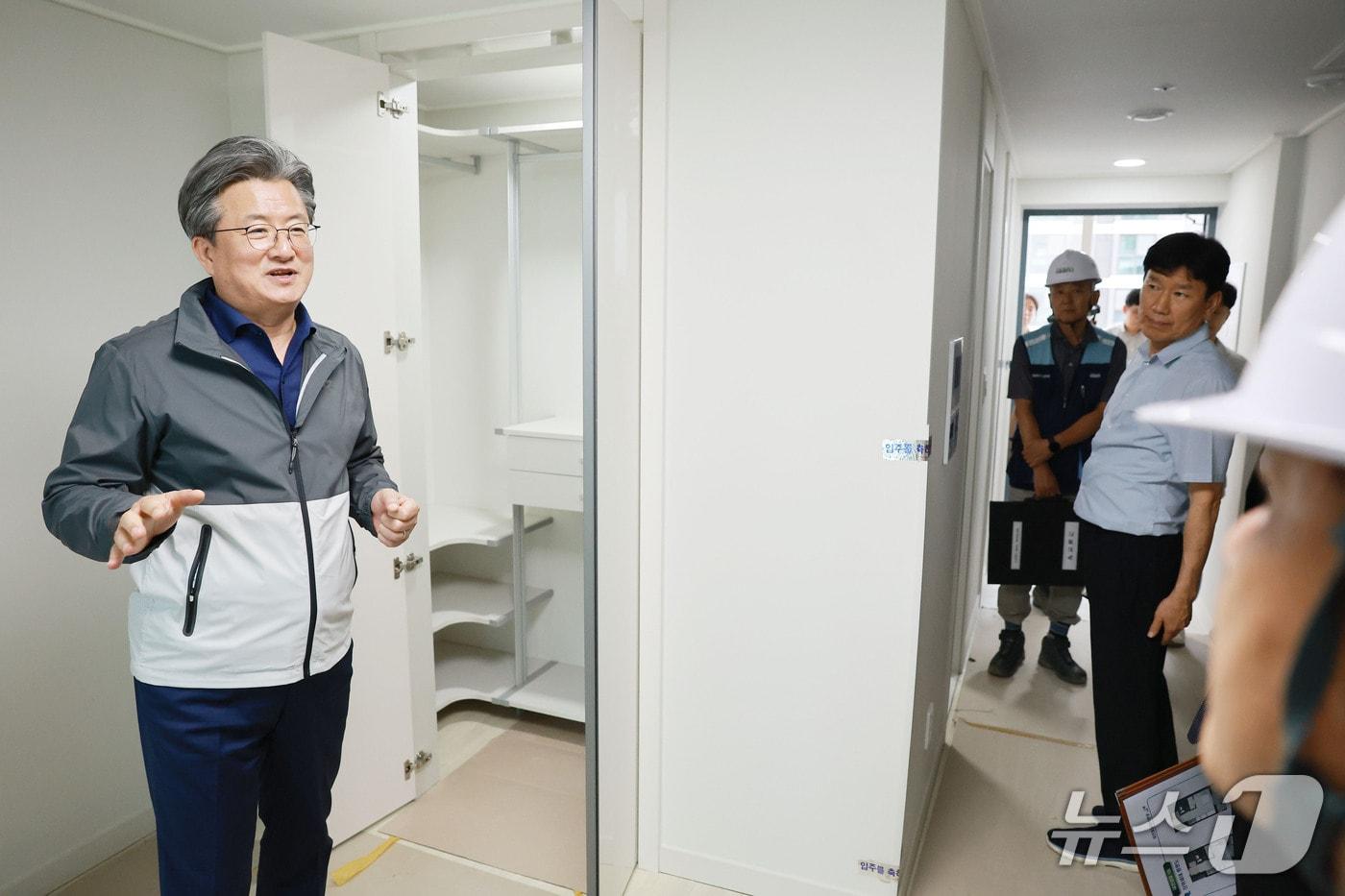 정용래 유성구청장이 노은 1동 LH 행복주택 내부를 점검하고 있다.(유성구 제공. 재판매 및 DB 금지)/뉴스1