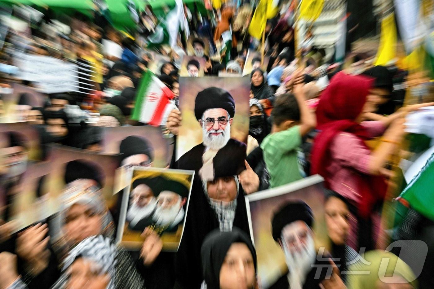 파키스탄 카라치에서 22일&#40;현지시간&#41; 시아파 무슬림들이 하메네이의 초상화를 들고 이란에 대한 미국과 이스라엘의 공격을 규탄하는 시위를 벌이고 있다. 2025.06.22 ⓒ AFP=뉴스1 ⓒ News1 송송이 기자