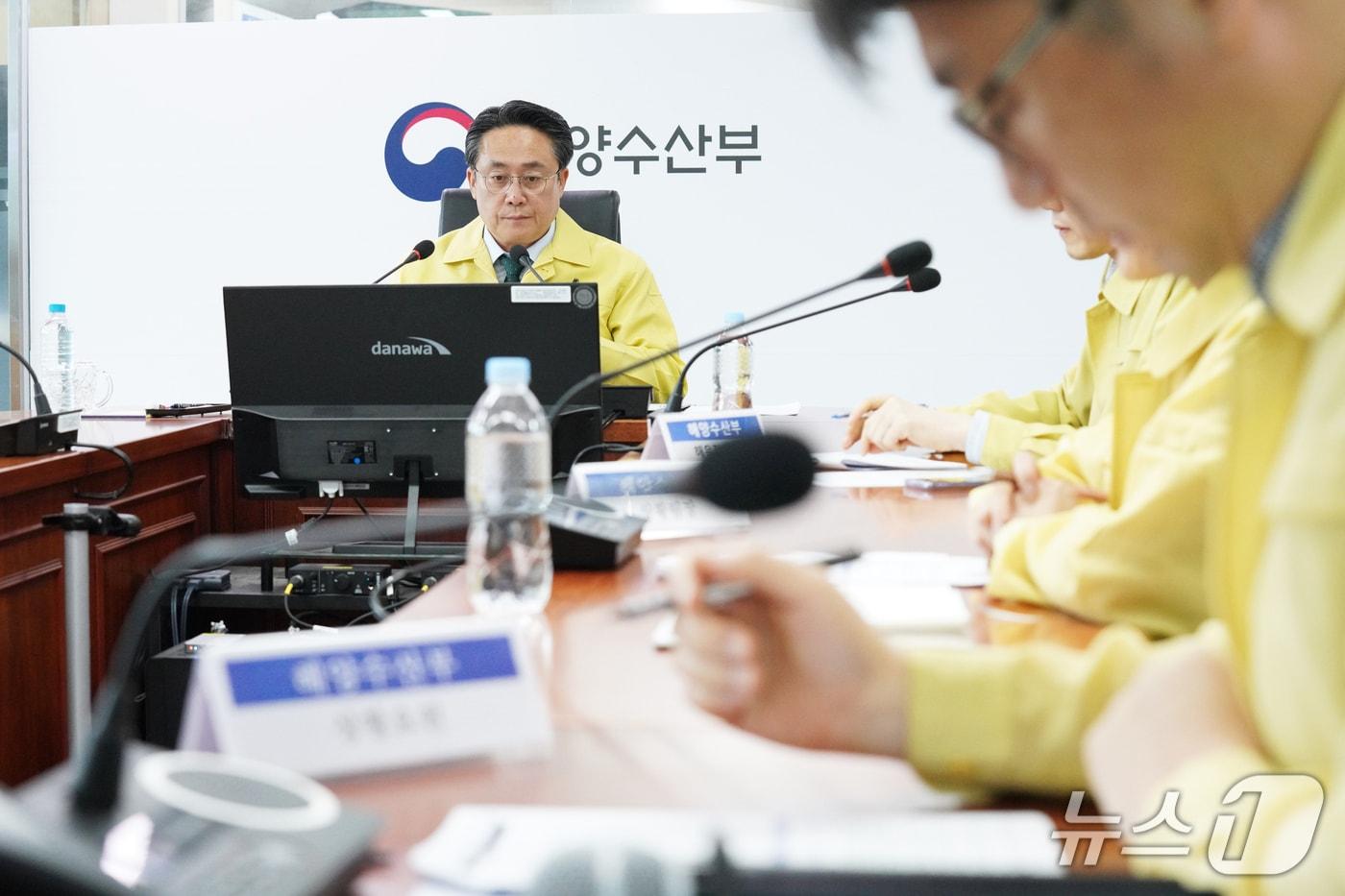 강도형 해양수산부 장관이 24일 해수부 종합상황실에서 관계기관 합동훈련을 주재하고 있다.(해양수산부 제공)