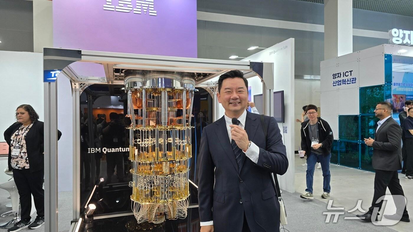 24일 서울 서초구 양재aT센터에서 열린 &#39;퀀텀 코리아 2025&#39;에서 표창희 IBM 퀀텀 아시아태평양지역사업본부장&#40;상무&#41;이 취재진을 맞이하는 모습./뉴스1 ⓒ News1 윤주영 기자