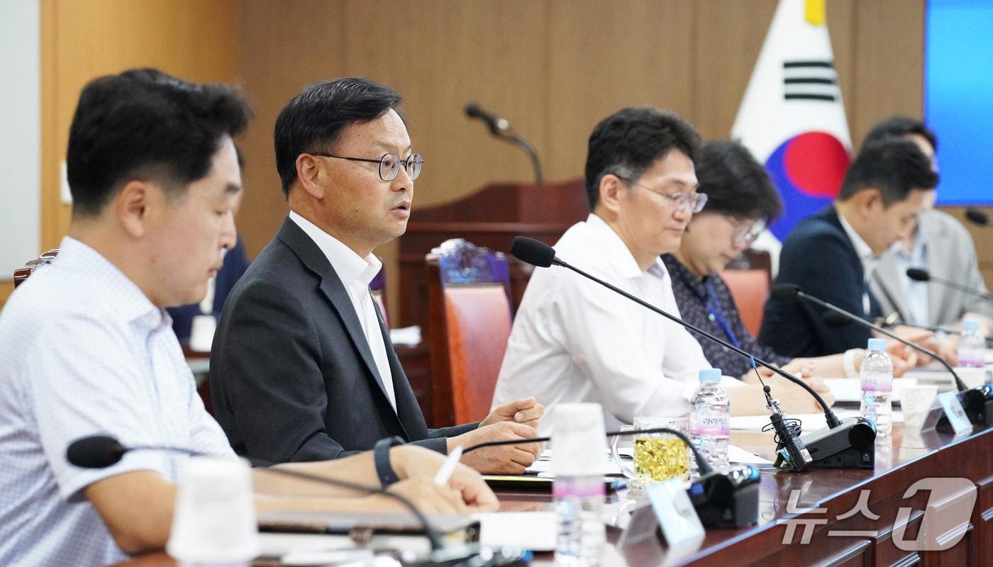 김성범 해양수산부 차관이 24일 정부세종청사에서 ‘북극항로 TF’ Kick-Off 회의를 주재하고 있다.(해양수산부 제공)