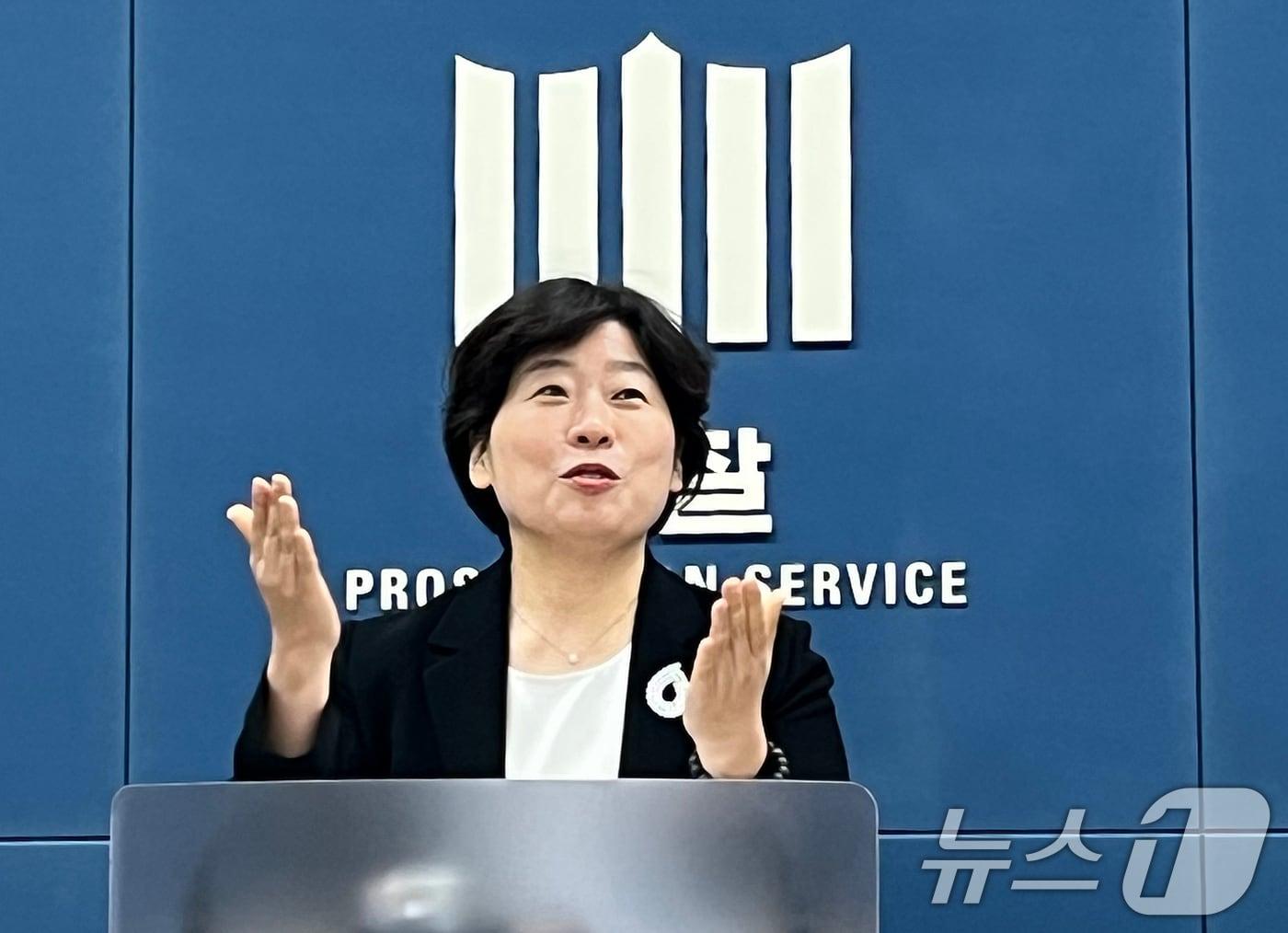 본문 이미지 - 윤석열 전 대통령의 12.3 내란 및 외환 혐의 등을 수사하는 내란 특검팀 박지영 특검보가 24일 오후 서울 서초구 서울고검 기자실에서 브리핑을 하고 있다./뉴스1 ⓒ News1 노선웅 기자