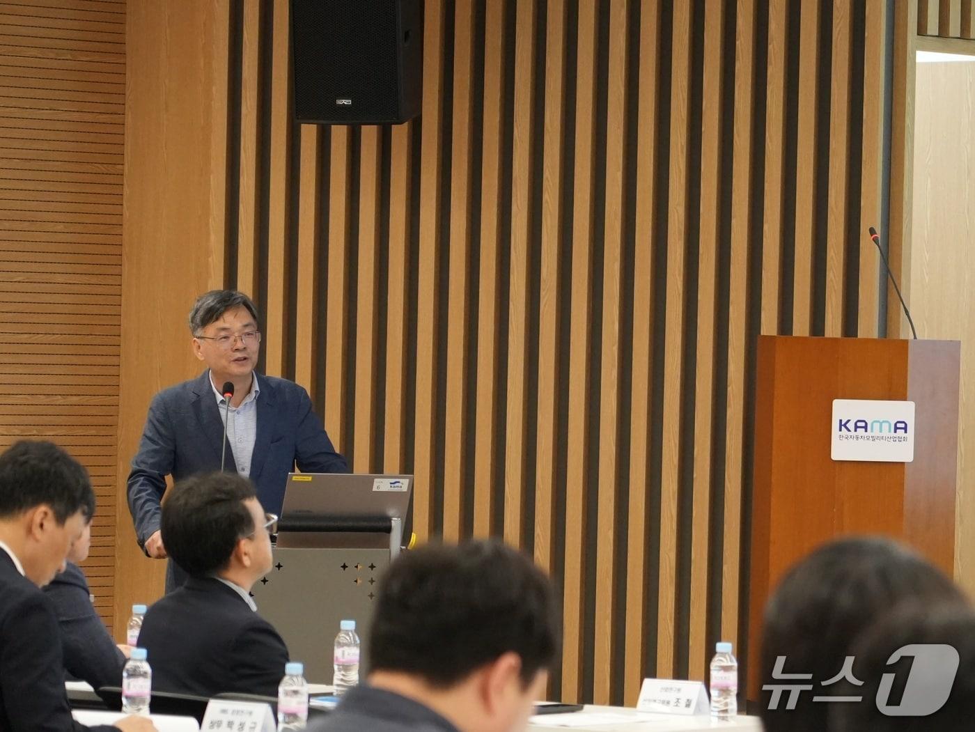 본문 이미지 - 조철 산업연구원&#40;KIET&#41; 선임연구원이 24일 서울 서초구 자동차회관에서 열린 자동차모빌리티산업연합회&#40;KAIA&#41; 포럼에서 미래 자동차 기술 분야에서 연구개발&#40;R&D&#41; 지원을 확대할 필요성을 역설하고 있다&#40;KAIA 제공&#41;. 2025.06.24.