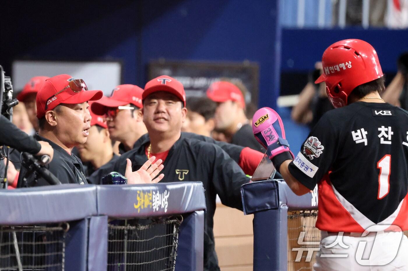 KIA 타이거즈의 이범호 감독&#40;왼쪽&#41;과 박찬호. /뉴스1 DB ⓒ News1 이승배 기자