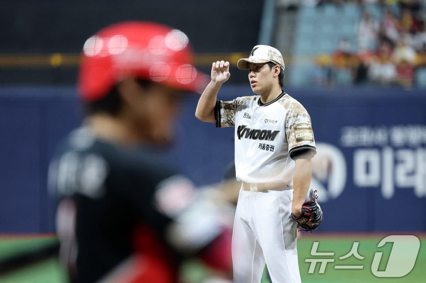 24일 오후 서울 구로구 고척스카이돔에서 열린 프로야구 &#39;2025 신한 SOL뱅크 KBO 리그&#39; KIA와 키움의 경기, 키움 선발투수 김윤하가 1회초 KIA 공격 선두 타자 이창진을 볼넷으로 출루 시킨 뒤 아쉬워하고 있다. 2025.6.24/뉴스1 ⓒ News1 이승배 기자