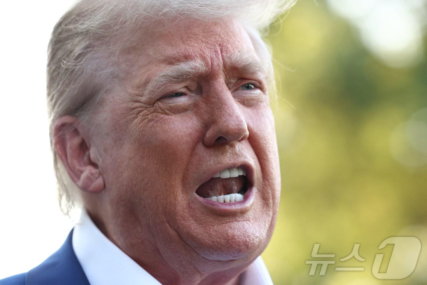 도널드 트럼프 미국 대통령이 24일(현지시간) 워싱턴 백악관에서 네덜란드 헤이그에서 열리는 북대서양조약기구 정상회의에 참석하기 위해 대통령 전용헬기 '마린원'에 탑승하기 전 기자회견을 하고 있다. 2025.6.24 ⓒ 로이터=뉴스1 ⓒ News1 김경민 기자