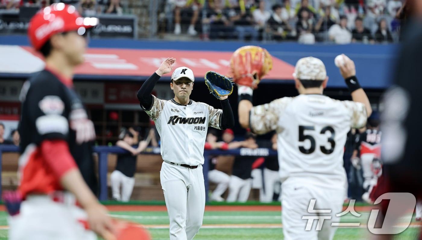 24일 오후 서울 구로구 고척스카이돔에서 열린 프로야구 &#39;2025 신한 SOL뱅크 KBO 리그&#39; KIA와 키움의 경기, 5회초 KIA 공격 무사 만루 상황에서 한준수의 병살타로 2아웃을 잡아낸 키움 박윤성과 최주환이 기뻐하고 있다. 2025.6.24/뉴스1 ⓒ News1 이승배 기자