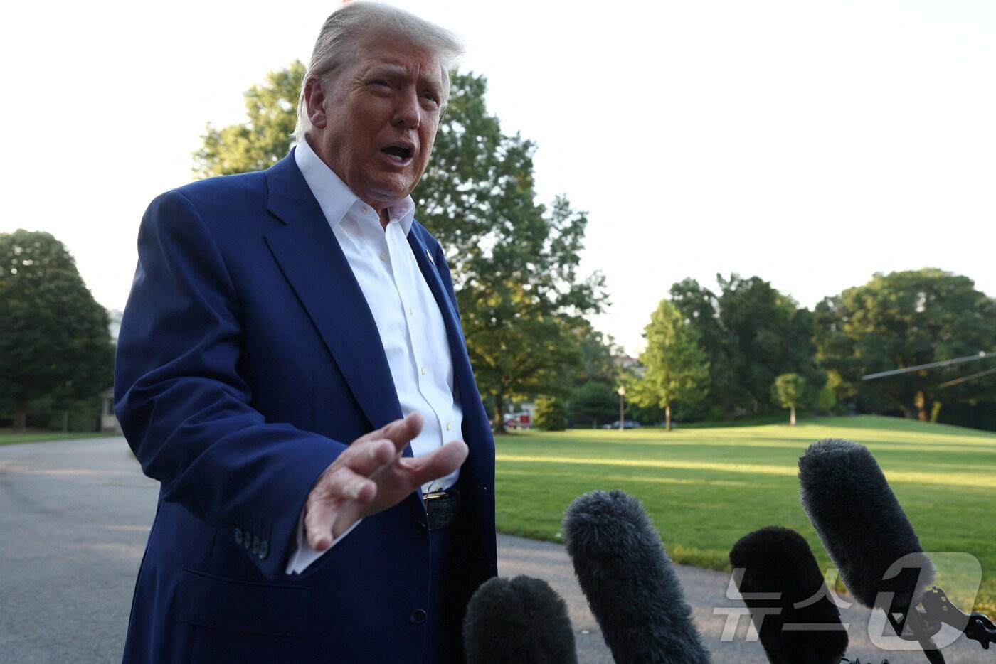 도널드 트럼프 미국 대통령이 24일(현지시간) 워싱턴 백악관에서 네덜란드 헤이그에서 열리는 북대서양조약기구 정상회의에 참석하기 위해 대통령 전용헬기 '마린원'에 탑승하기 전 기자회견을 하고 있다. 2025.6.24 ⓒ 로이터=뉴스1 ⓒ News1 김경민 기자