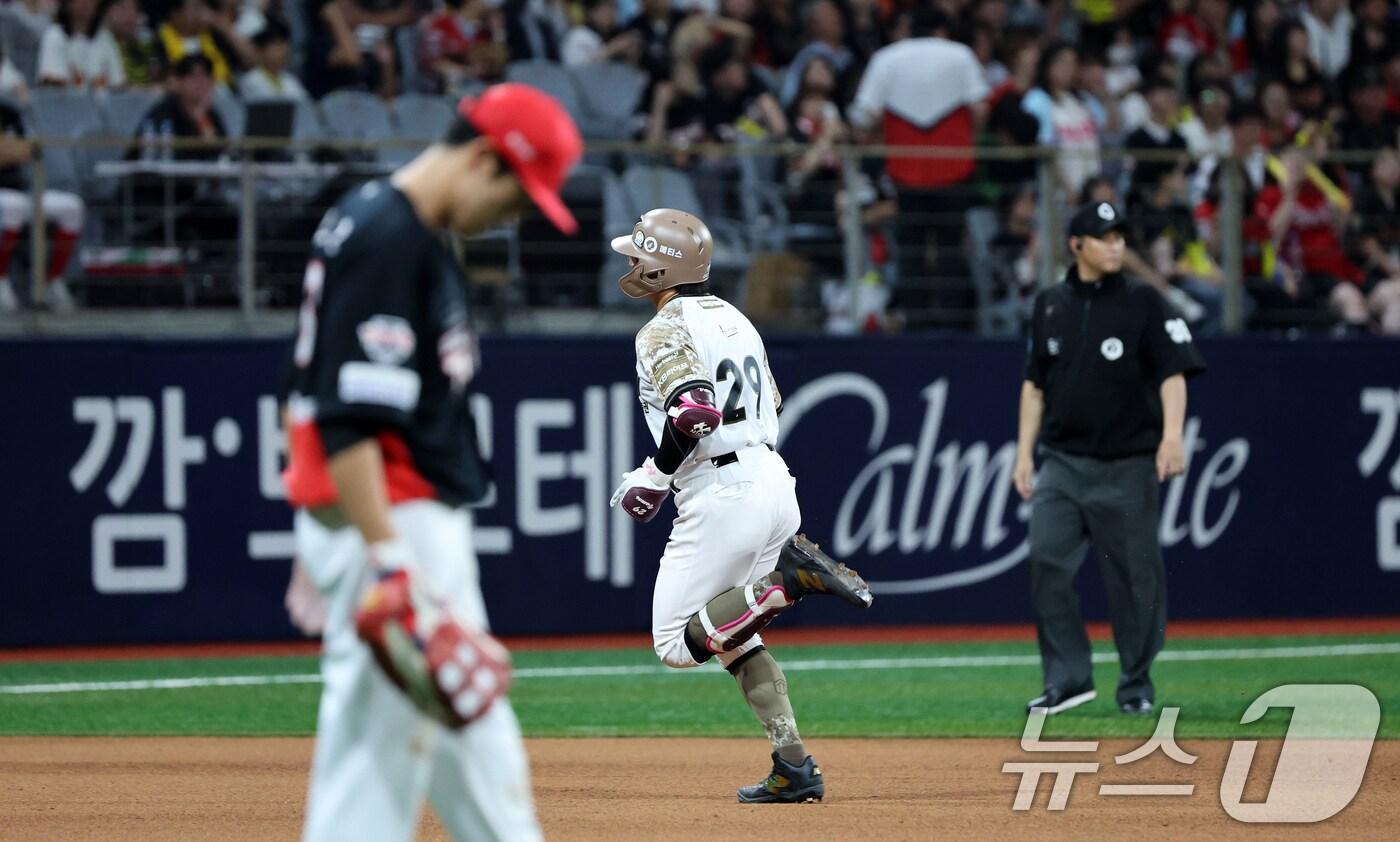 24일 오후 서울 구로구 고척스카이돔에서 열린 프로야구 '2025 신한 SOL뱅크 KBO 리그' KIA와 키움의 경기, 6회말 1사 주자 1,2루 임지열이 3점 홈런을 치고 베이스를 돌고 있다. 2025.6.24/뉴스1 ⓒ News1 이승배 기자