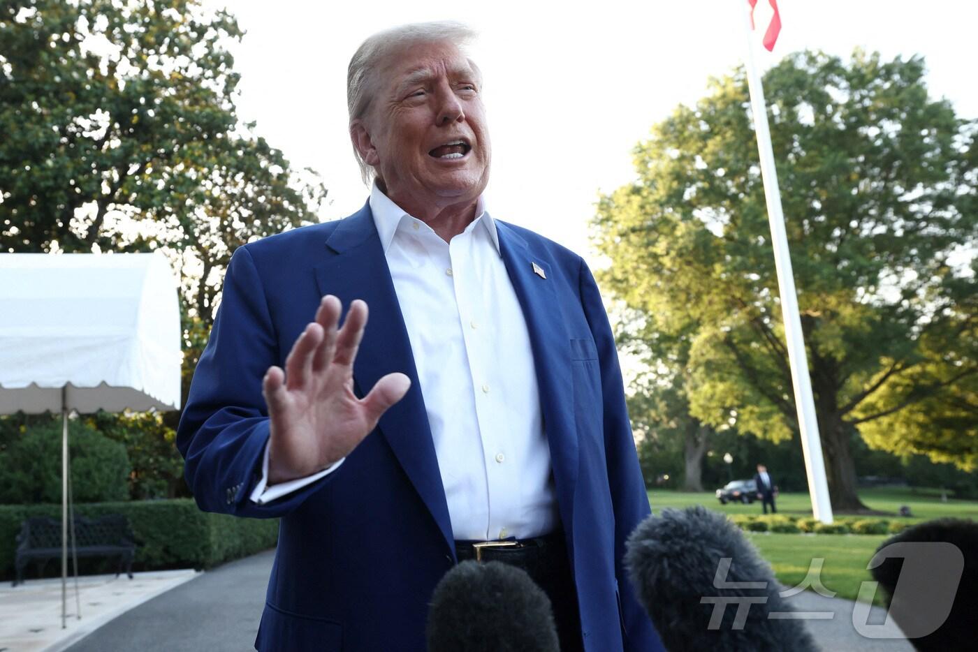 도널드 트럼프 미국 대통령이 24일(현지시간) 워싱턴 백악관에서 네덜란드 헤이그에서 열리는 북대서양조약기구 정상회의에 참석하기 위해 대통령 전용헬기 '마린원'에 탑승하기 전 기자회견을 하고 있다. 2025.6.24 ⓒ 로이터=뉴스1 ⓒ News1 김경민 기자