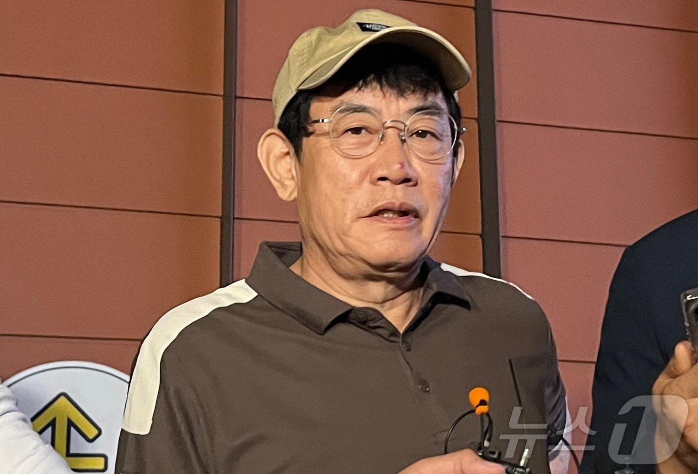 본문 이미지 - 코미디언 이경규가 24일 오후 11시 45분께 서울 강남경찰서에서 약물 운전 혐의와 관련한 조사를 마친 뒤 취재진의 질문에 답하고 있다. 2025.6.24/뉴스1 ⓒ News1 김종훈 기자