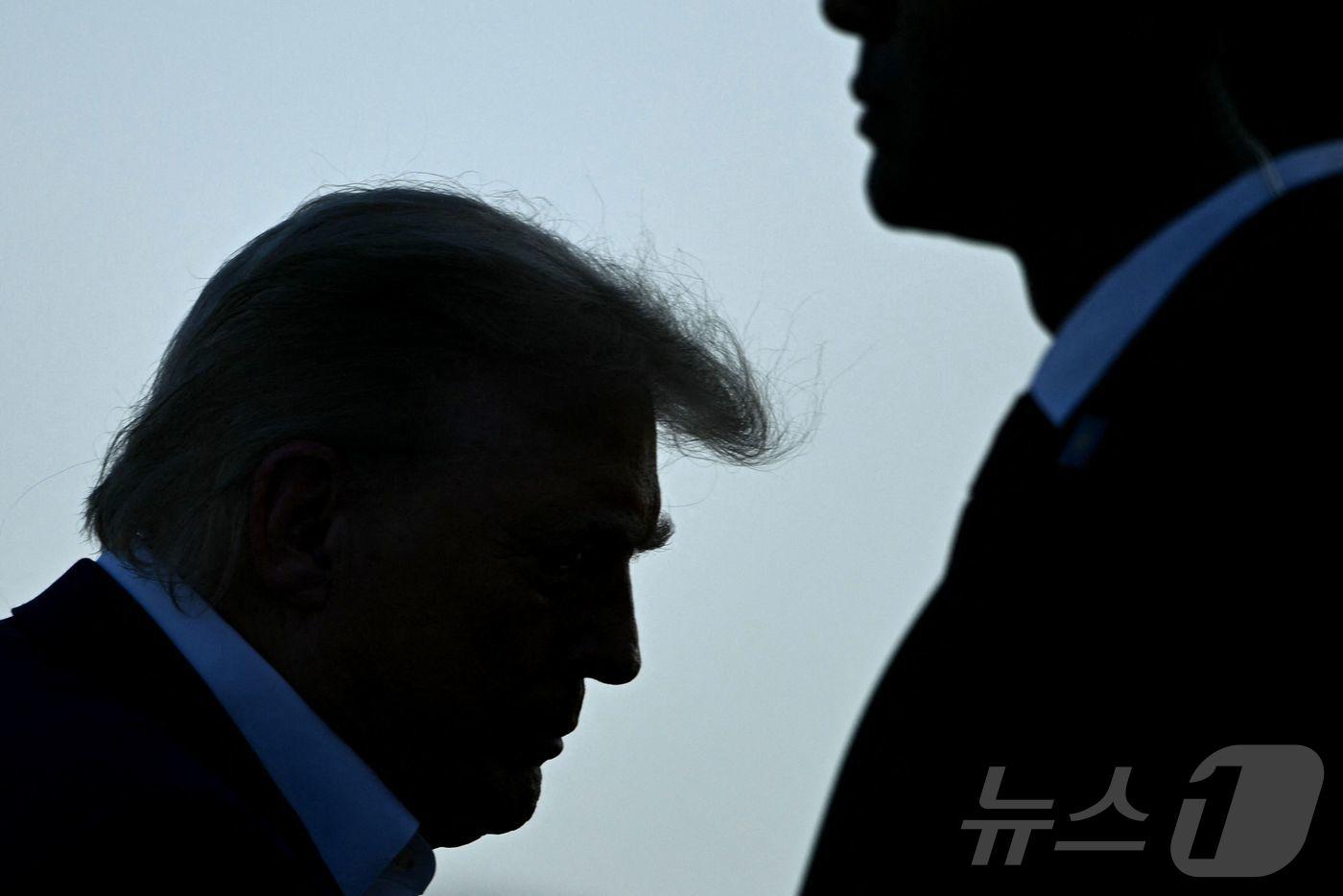 도널드 트럼프 미국 대통령이 6월 24일&#40;현지시간&#41; 메릴랜드주 앤드류스 합동 기지에서 에어포스원에 탑승하고 있다. 트럼프 대통령은 24~25일 네덜란드 헤이그에서 열리는 북대서양조약기구&#40;NATO, 나토&#41; 정상회의에 참석할 예정이다. 2025.06.24 ⓒ AFP=뉴스1 ⓒ News1 류정민 특파원