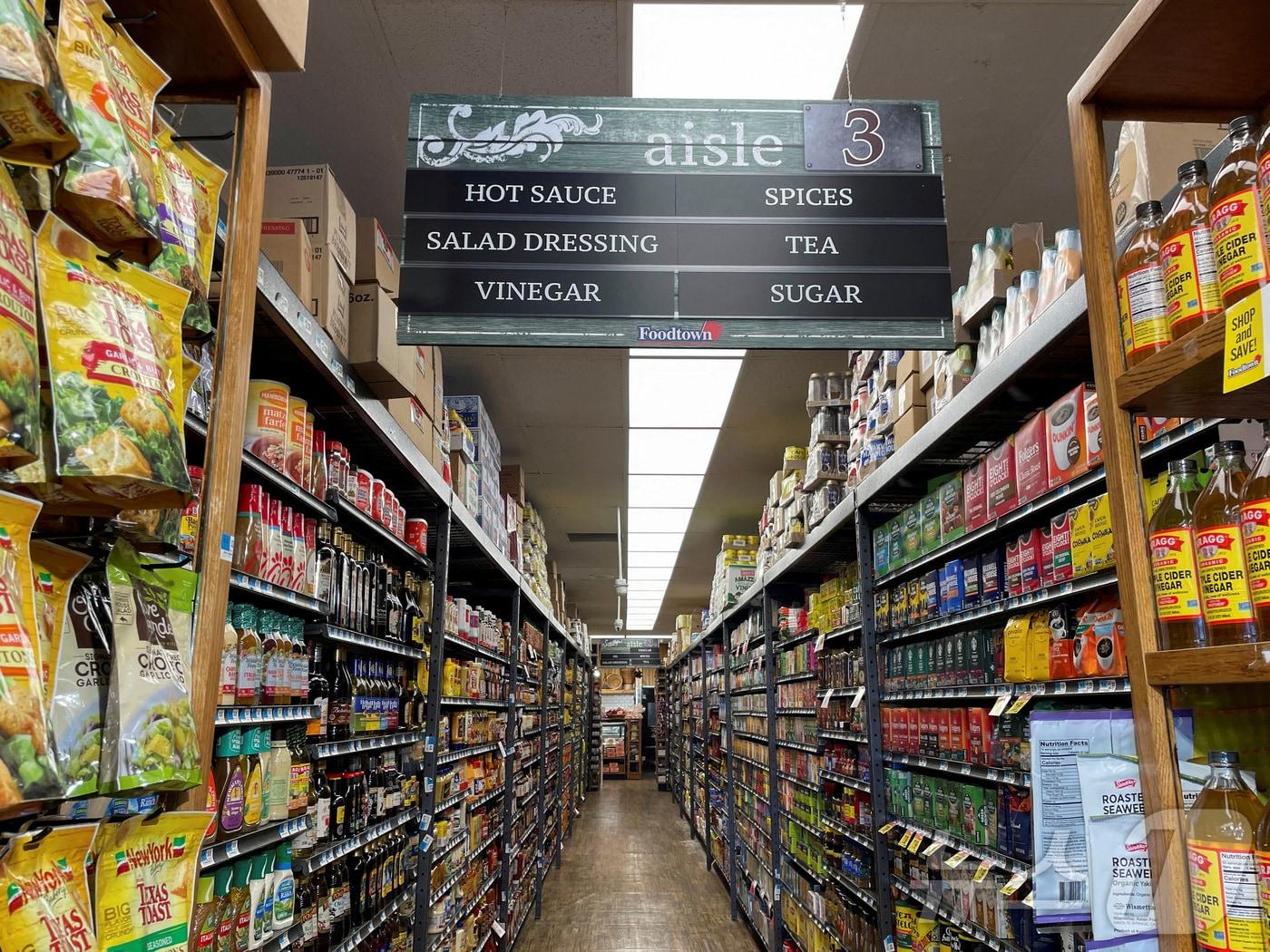 본문 이미지 - 미국 뉴욕 브루클린에 위치한 한 식료품 매장의 모습. 2025.02.26 ⓒ 로이터=뉴스1 ⓒ News1 김지완 기자