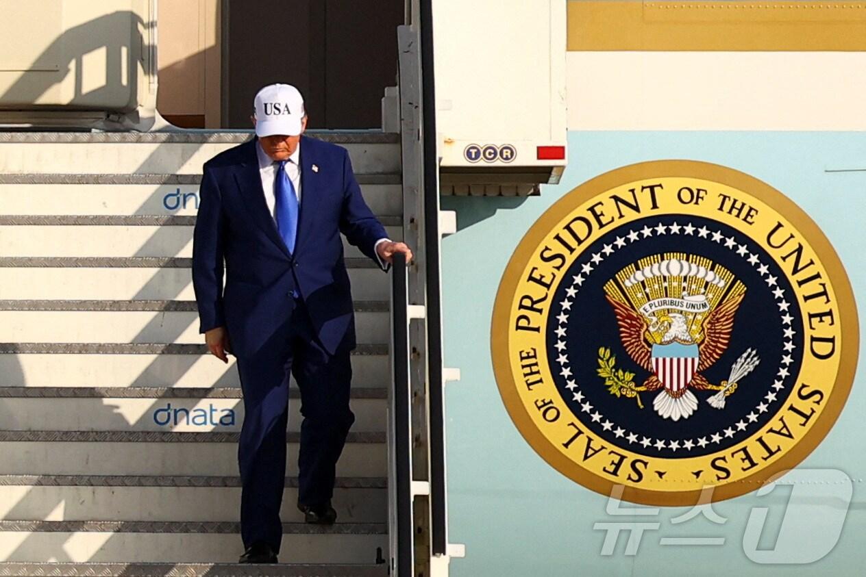 본문 이미지 - 24일&#40;현지시간&#41; 도널드 트럼프 미국 대통령이 네덜란드 스히폴 공항에 착륙한 대통령 전용기 &#39;에어포스원&#39;에서 내리고 있다. 2025.06.24 ⓒ 로이터=뉴스1 ⓒ News1 김지완 기자