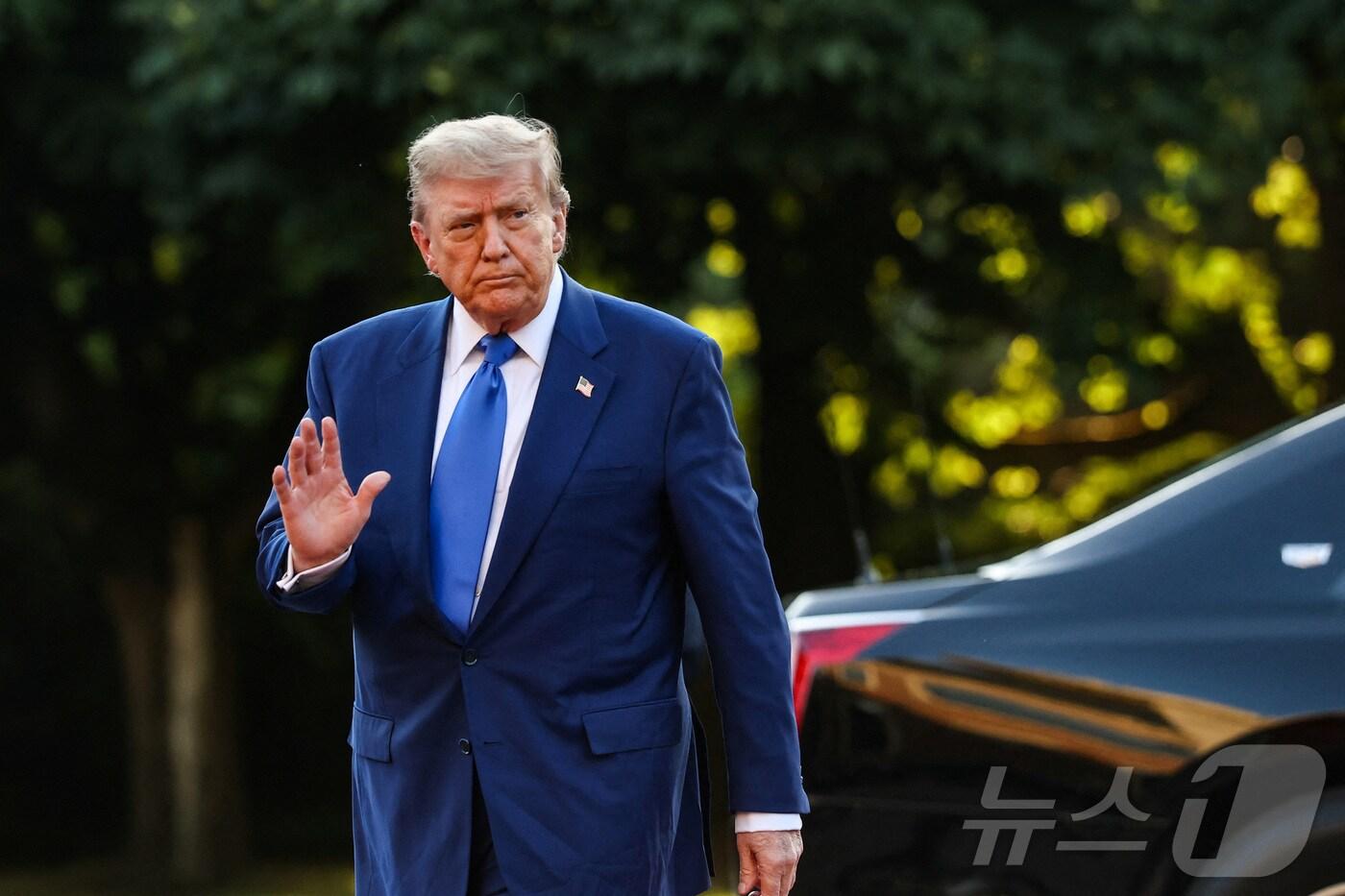 24일(현지시간) 도널드 트럼프 미국 대통령이 네덜란드 헤이그 하우스텐보스궁에서 빌럼 알렉산더르 네덜란드 국왕과 막시마 여왕이 주최하는 북대서양조약기구(NATO·나토) 회원국 정상 만찬에 도착하고 있다. 2025.06.24 ⓒ 로이터=뉴스1 ⓒ News1 김지완 기자