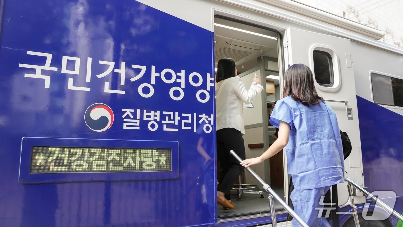 지난해 10월 31일 출입기자단을 대상으로 열린 건강조사 아카데미에서 기자가 국민건강영양조사 이동검진차량에 탑승하고 있다.&#40;질병청 제공&#41; 2024.10.31/뉴스1