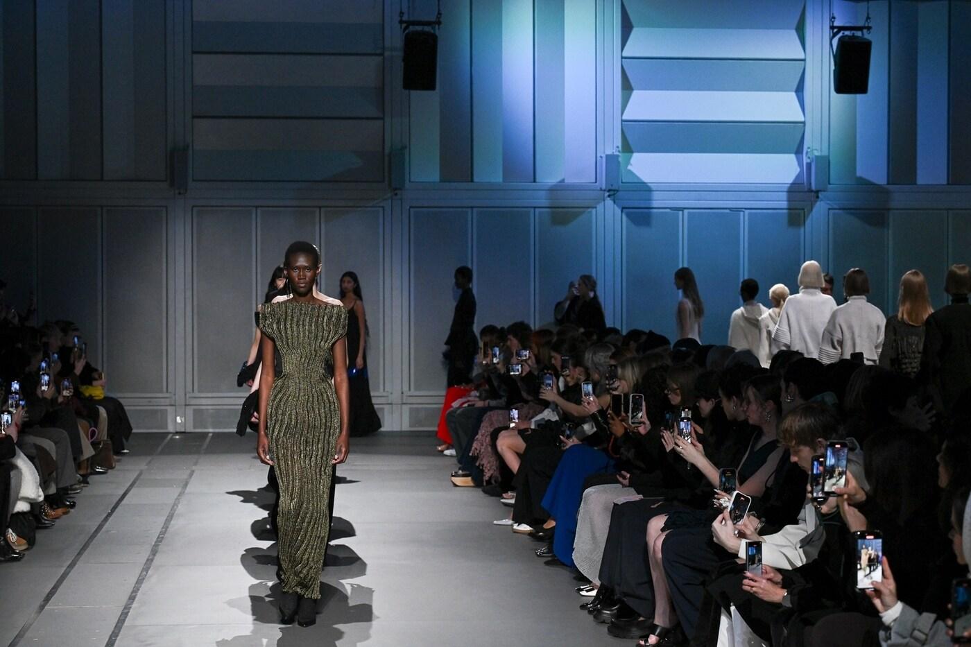 파리 패션위크에서 선보인 CFCL 2025FW 컬렉션.(신세계인터내셔날제공)