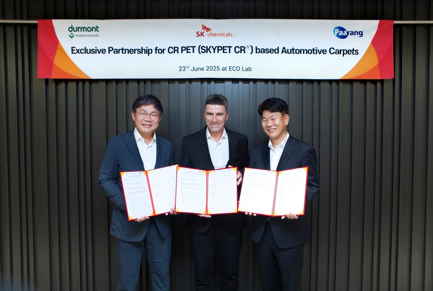 SK케미칼이 듀몬트&#40;Durmont&#41;, 파아랑&#40;Paarang&#41;과 독점 파트너십 협약&#40;Exclusive Partnership Agreement&#41;을 체결했다. &#40;왼쪽부터&#41; 안재현 SK케미칼 사장, 요세프 제틀&#40;Josef Zettl&#41; 듀몬트 대표, 이동섭 파아랑 대표가 체결식을 마치고 기념사진을 촬영하고 있다.&#40;SK케미칼 제공&#41;