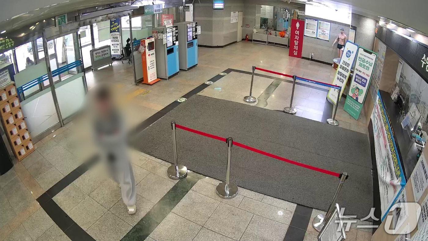 창원의 실내 수영장 탈의실에서 옷장을 털던 10대 A 씨가 경찰에 붙잡혔다. 사진은 A 씨가 범행을 위해 수영장 건물을 드나드는 모습.(창원중부경찰서 제공. 재판매 및 DB금지)