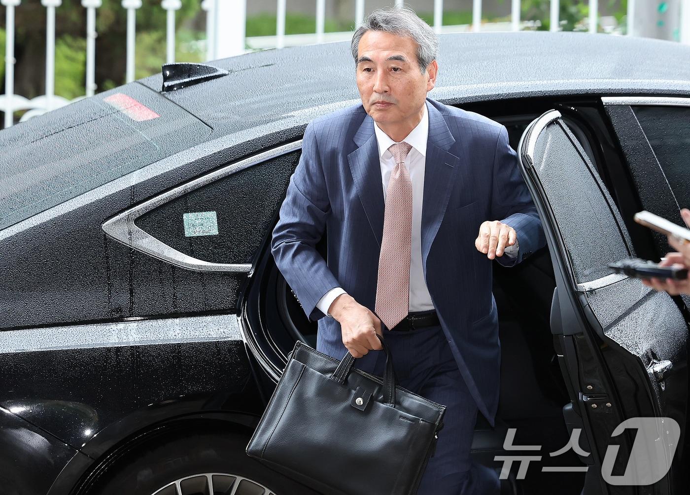 본문 이미지 - 윤석열 전 대통령의 부인 김건희 여사 의혹 관련 사건 수사를 맡은 민중기 특별검사가 25일 오전 서울 서초구 사무실로 출근하고 있다. 2025.6.25/뉴스1 ⓒ News1 장수영 기자