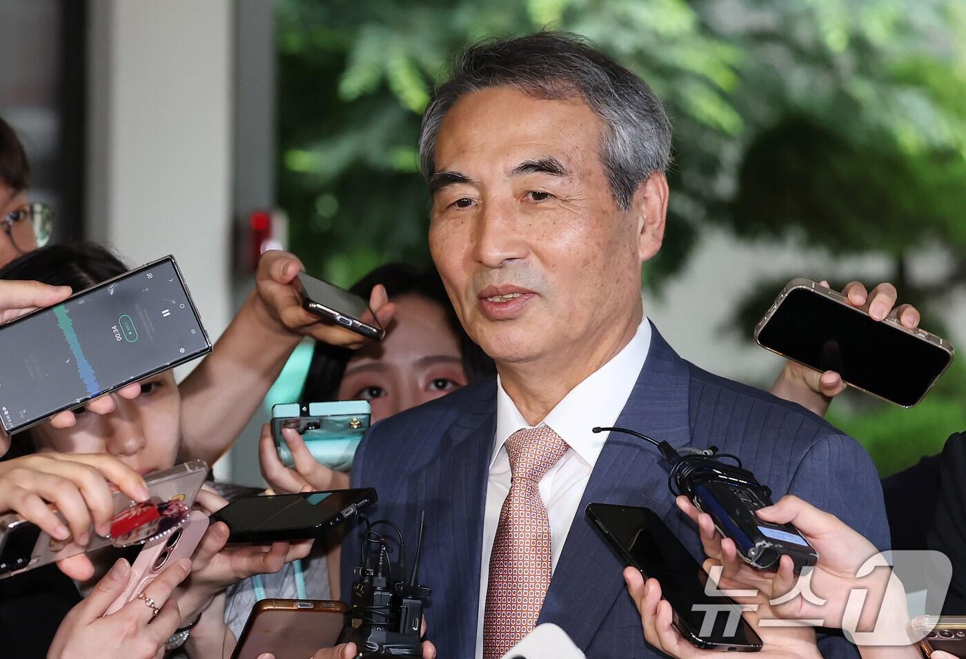 윤석열 전 대통령의 부인 김건희 여사 의혹 관련 사건 수사를 맡은 민중기 특별검사가 25일 오전 서울 서초구 사무실로 출근하며 취재진 질문에 답변하고 있다. 2025.6.25/뉴스1 ⓒ News1 장수영 기자