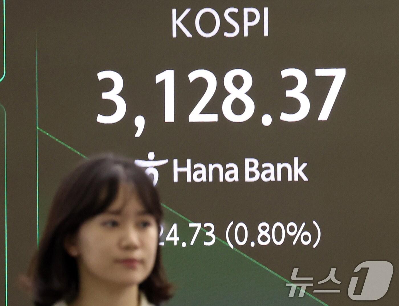 본문 이미지 - 25일 오전 서울 중구 하나은행 딜링룸 전광판에 코스피·코스닥지수가 전거래일 보다 상승세로 장을 시작하고 있다. 2025.6.25/뉴스1 ⓒ News1 김명섭 기자