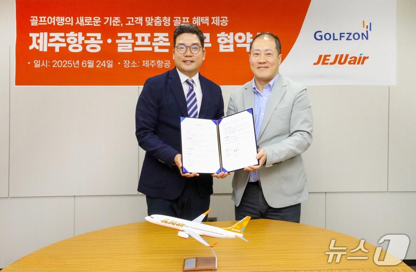 골프존이 제주항공과 업무 제휴를 통해 양사 골프 멤버십 서비스 연계 혜택을 선보인다고 밝혔다. 지난 24일 진행된 업무 협약식에서 손장순 골프존 플랫폼사업부장(왼쪽), 정재필 제주항공 커머셜본부장이 포즈를 취하고 있다. (골프존 제공)