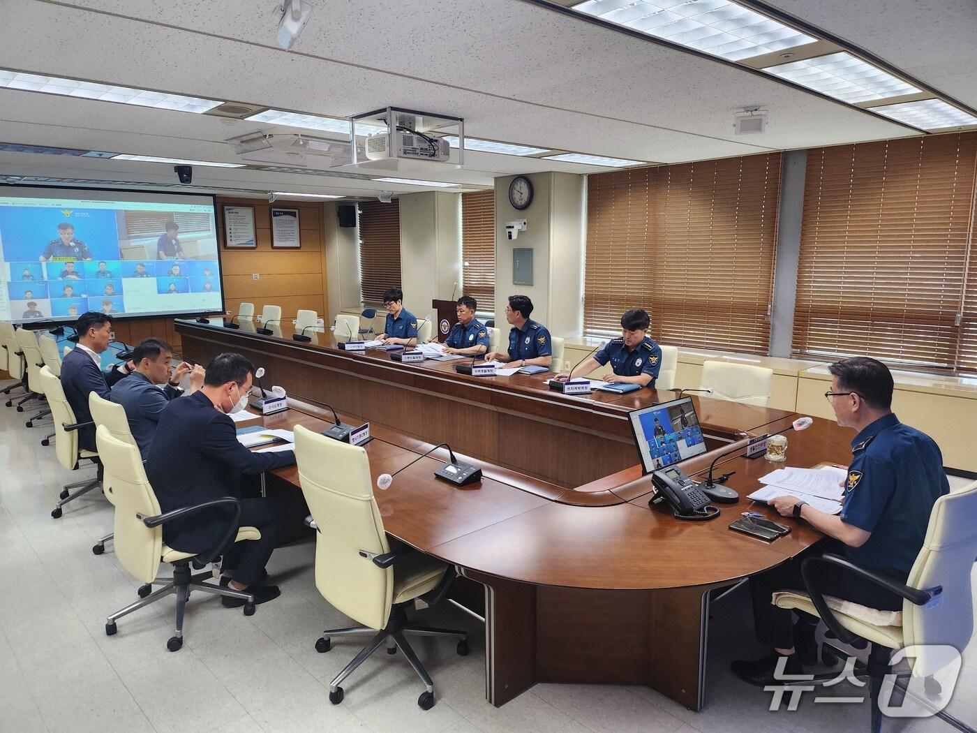 본문 이미지 - 전북경찰청이 '범죄예방 대응 전략회의'를 열고 노쇼 사기 피해 예방 대책을 논의하고 있다.(전북경찰 제공. 재판매 및 DB금지)