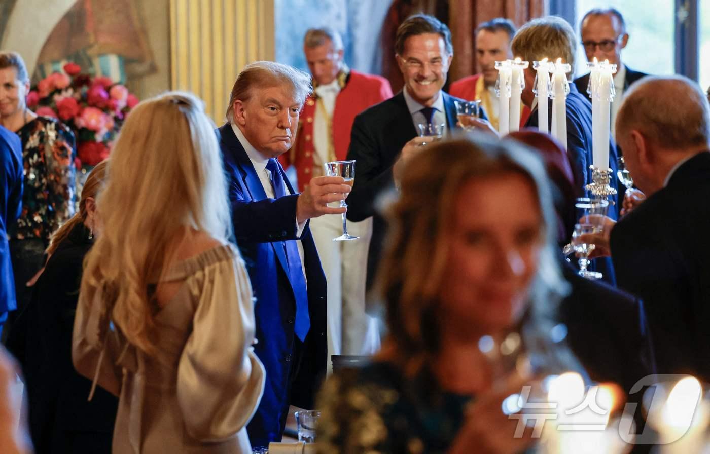 도널드 트럼프 미국 대통령이 24일&#40;현지시간&#41; 네덜란드 헤이그 하우스텐보스궁에서 열린 북대서양조약기국 회원국 정상 만찬에서 잔을 들어 올리고 있다.  ⓒ AFP=뉴스1