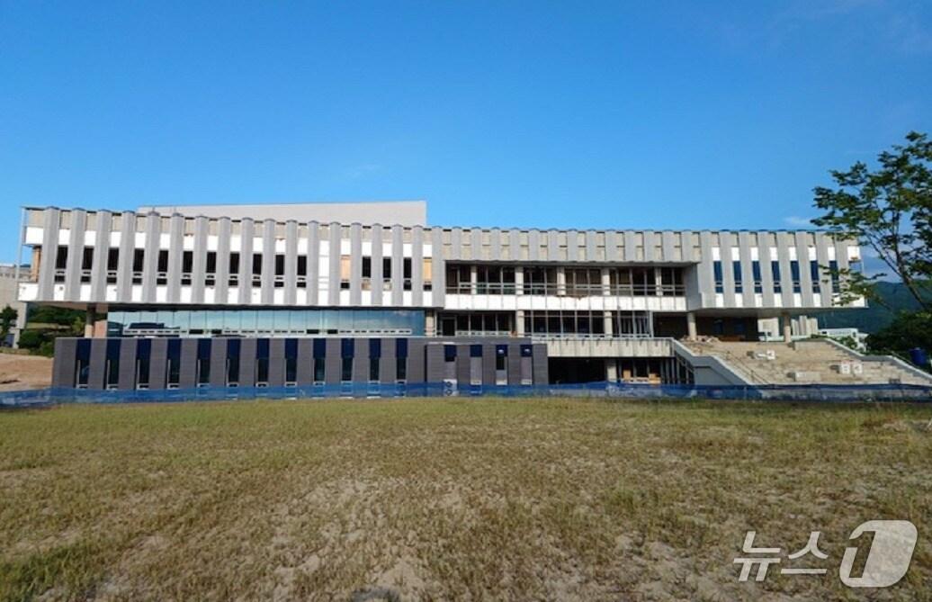 본문 이미지 -  공정률 70% 수준 충주복합체육센터 모습.(충주시 제공. 재판매 및 DB금지)/뉴스1