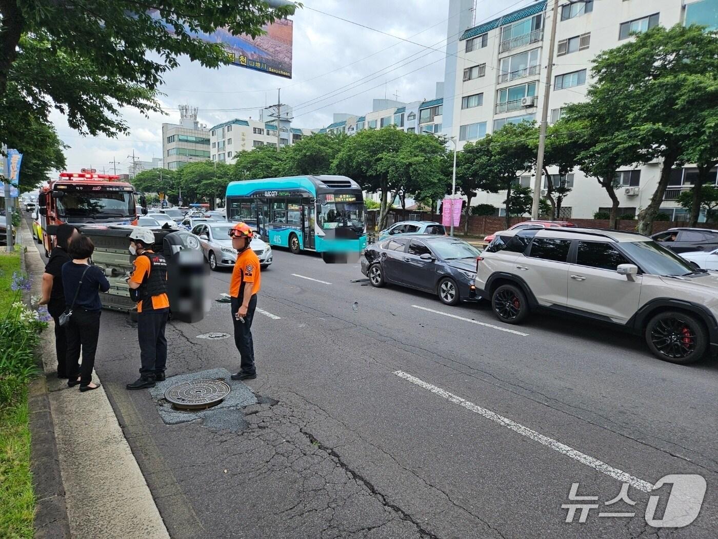 본문 이미지 - 지난 24일 오후 제주시 연동 마리나사거리에서 차량 3대가 추돌해 1명이 병원으로 이송됐다.&#40;제주도소방안전본부 제공. 재판매 및 DB 금지&#41;