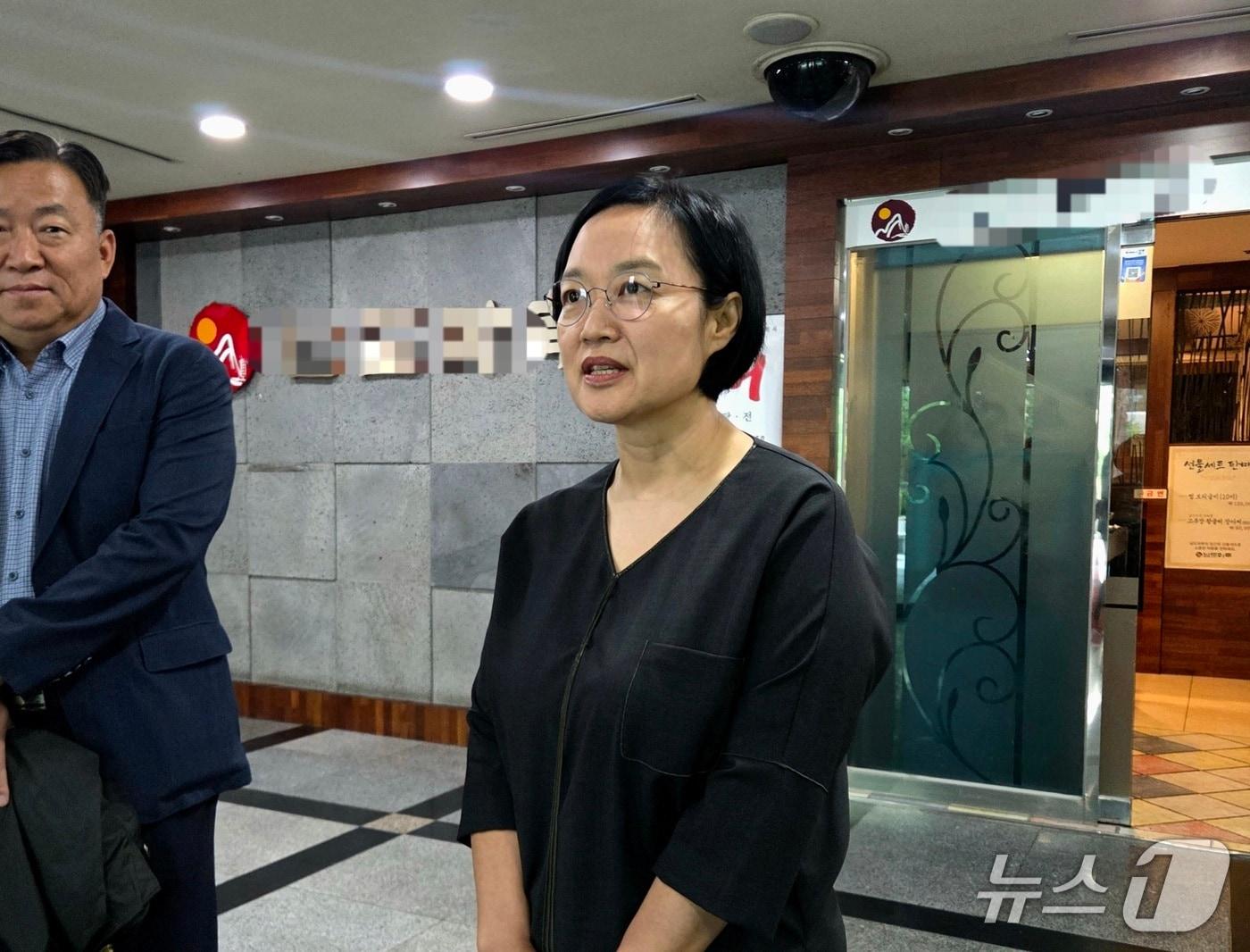 본문 이미지 - 한성숙 중소벤처기업부 장관 후보자가 25일 오전 9시쯤 서울 여의도에 마련된 인사청문회준비단 사무실에 출근해 기자들과 질의응답을 하고 있다. 2025.6.25/뉴스1 ⓒ 뉴스1 장시온 기자