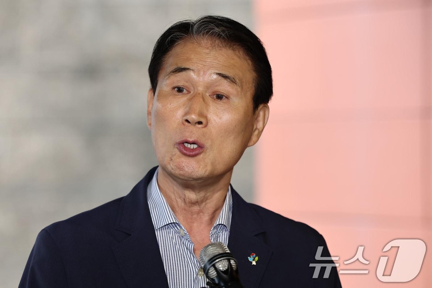 권오을 국가보훈부 장관 후보자가 지난달 25일 서울 중구 서울스퀘어에 마련된 인사청문회 사무실로 출근하며 취재진 질문에 답하고 있다. 2025.6.25/뉴스1 ⓒ News1 김도우 기자