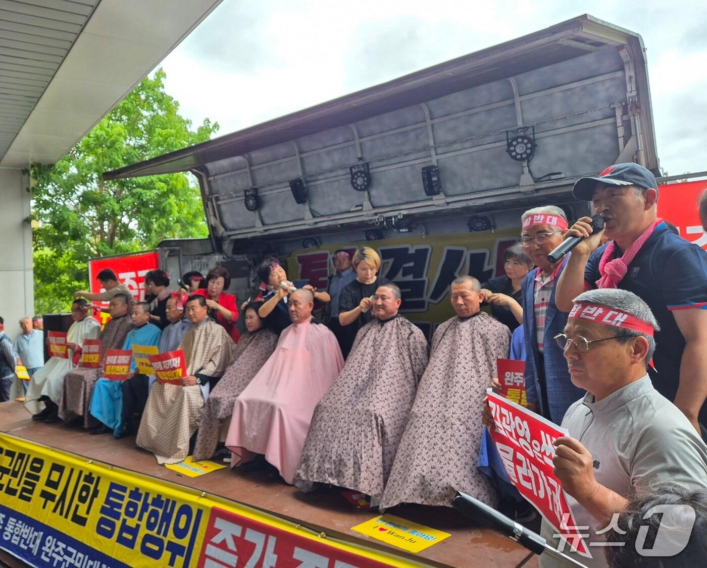 본문 이미지 - 25일 김관영 전북지사가 완주군을 방문하는 가운데 완주군 의원들이 행정통합 추진 중단을 촉구하며 삭발식을 하고 있다./뉴스1 