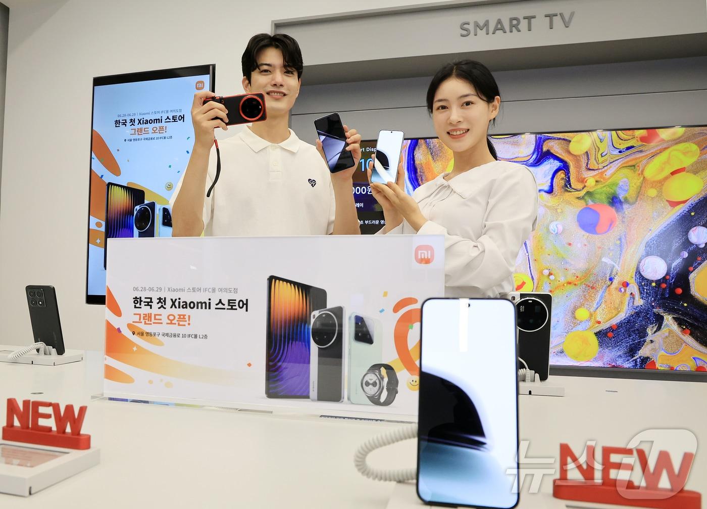 본문 이미지 - 25일 오전 서울 영등포구 여의도 샤오미 스토어 서울 IFC몰 여의도점에서 열린 첫 공식 오프라인 매장 오픈 기념행사에서 모델들이 제품을 소개하고 있다. 2025.6.25/뉴스1 ⓒ News1 김진환 기자