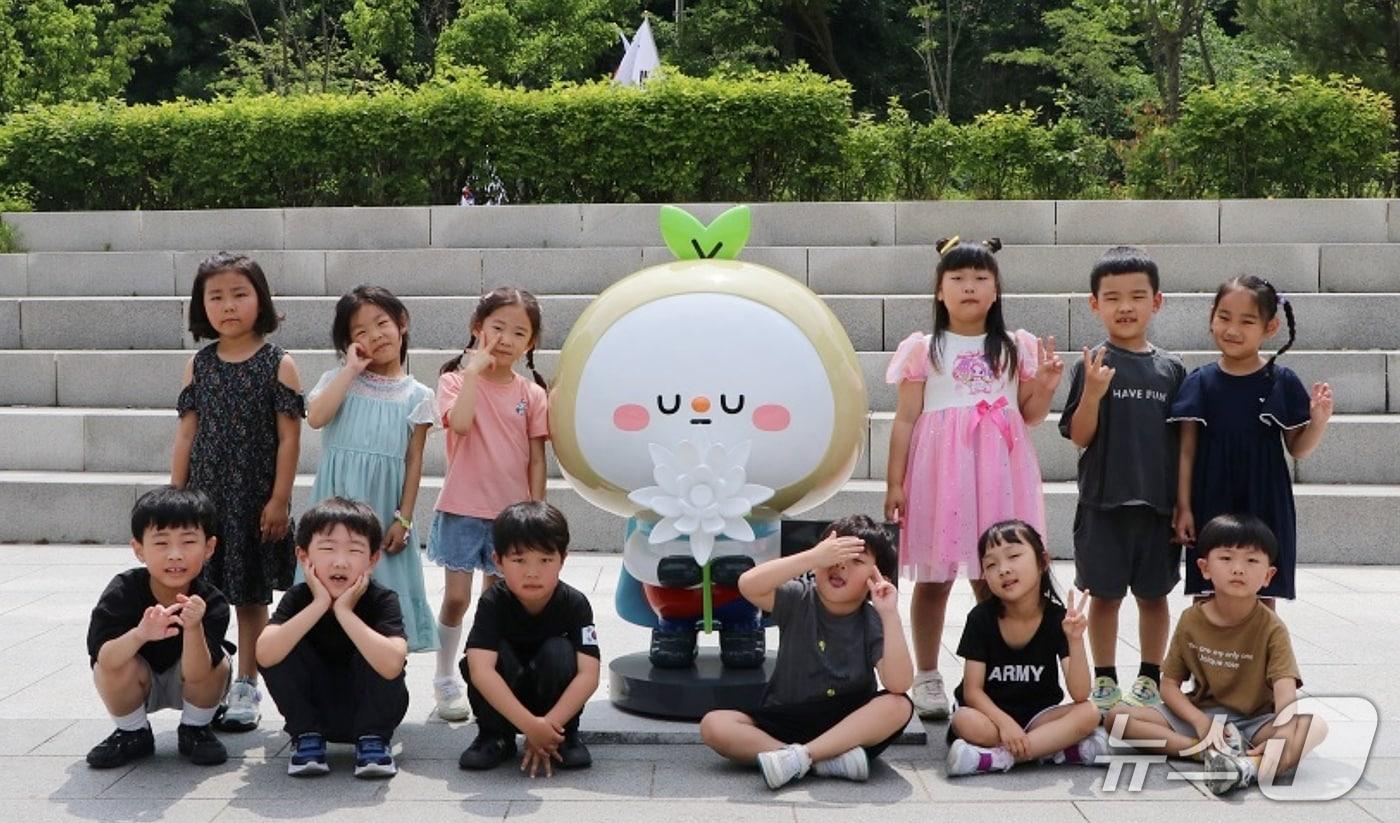 충북 괴산에 있는 국립괴산호국원은 6월 호국보훈의 달을 맞아 국화 꽃송이를 들고 있는 추모 '보보(保報)' 조형물을 6·25전쟁 75주년을 맞아 원내 현충관 진입로에 설치했다.(괴산호국원 제공, 재판매 및 DB금지)/뉴스1