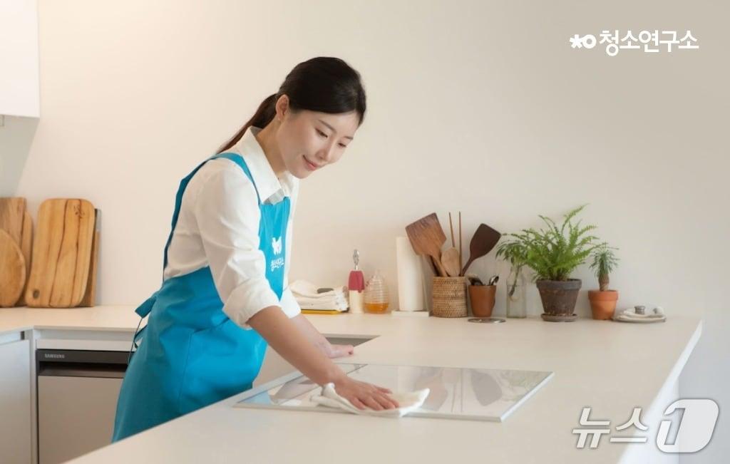 본문 이미지 - 청소연구소 매니저가 &#39;주방청소 서비스&#39;를 진행하고 있다.&#40;생활연구소 제공&#41;