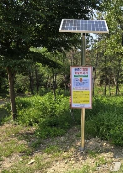 본문 이미지 - 경북 포항시 보건당국이 중증열성혈소판감소증후군(SFTS) 등 유해 해충으로부터 시민들의 건강을 지키기 위해 주요 등산로 설치한 해충 기피제가 지역민들로부터 좋은 반응을 얻고 있다. (포항남구보건소 제공, 제핀매 DB금지) 2025.6.25/뉴스1 