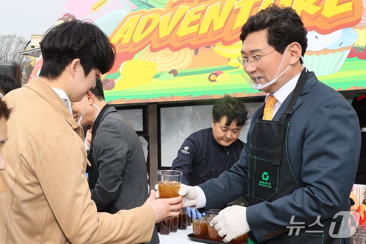이상일 시장이 지난 3월 25일 에버랜드에서 열린 다회용기 사용 확대를 위한 캠페인에서 방문객에게 다회용 컵에 담긴 음료를 나눠주고 있는 모습.&#40;용인시 제공&#41;
