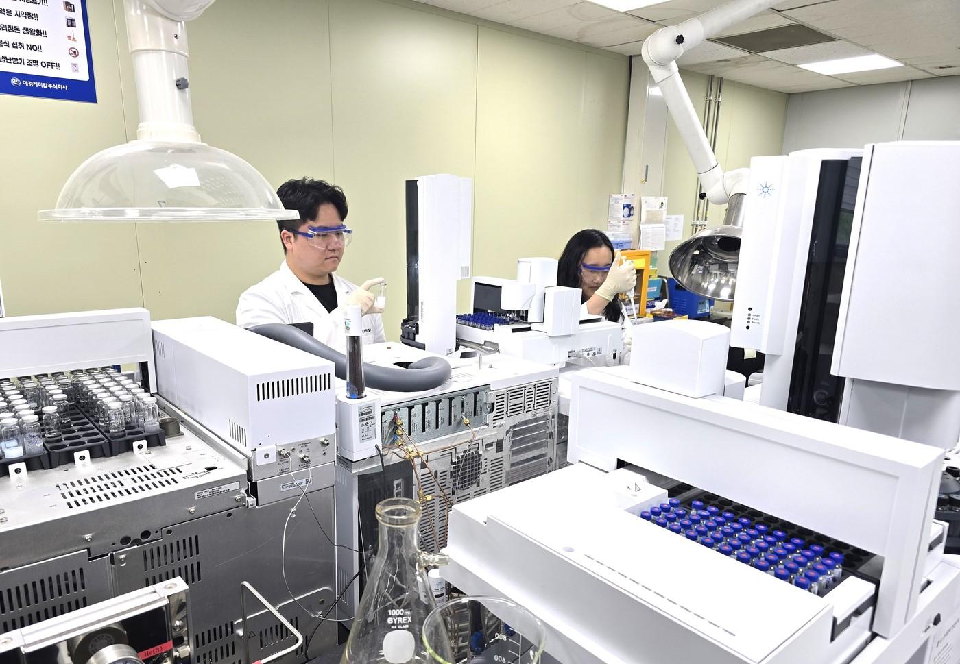  애경케미칼 연구원 실험 장면(애경케미칼 제공) 